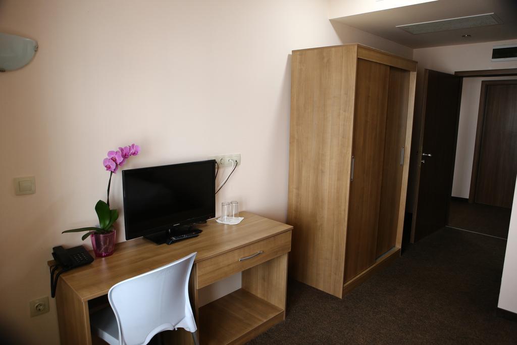 Hotel Iris بلوفديف المظهر الخارجي الصورة